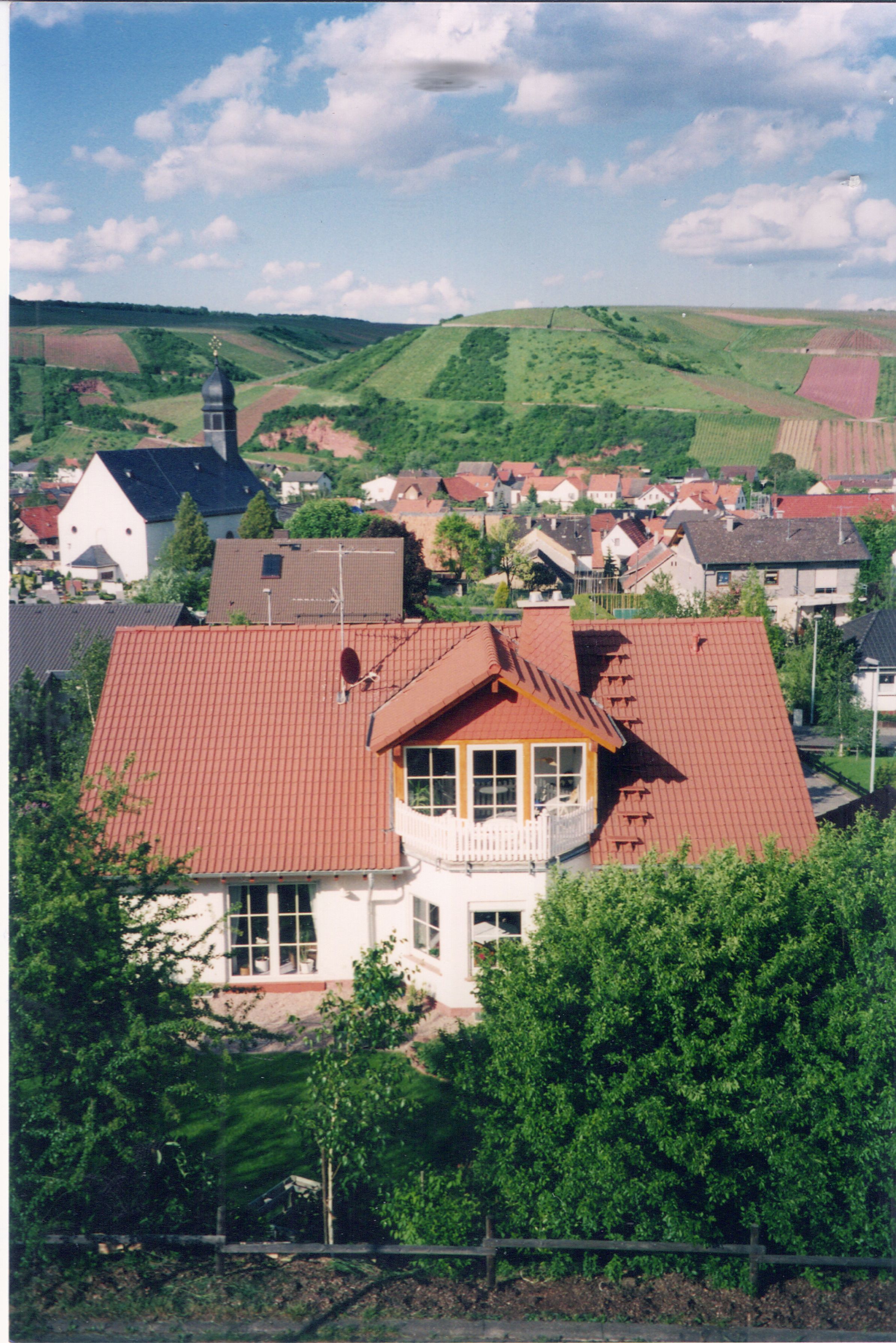 Hausansicht mit Balkon FeWo